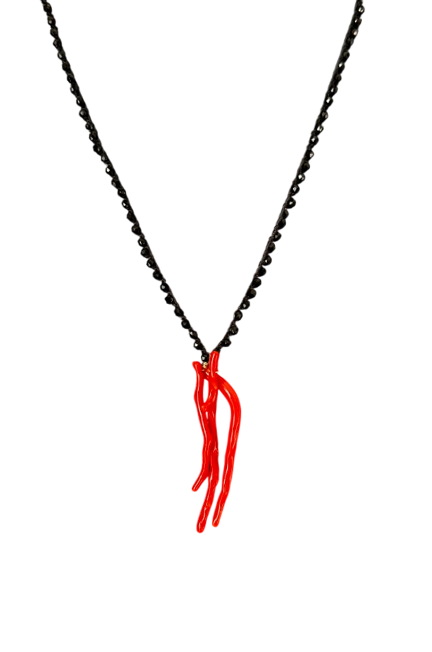 Collana lunga nera con coralli rossi